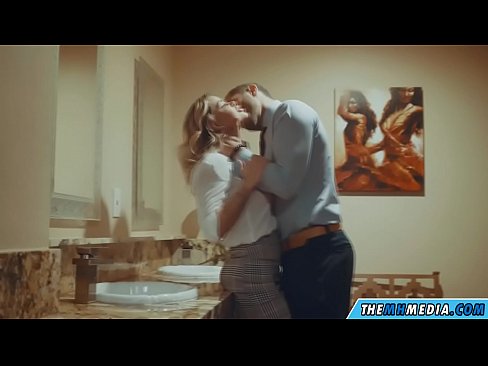 ❤️ Pamene blonde wabusty akunyengererani m'chimbudzi cha anthu onse ️ pa ny.oldsex.ru ❌️❤